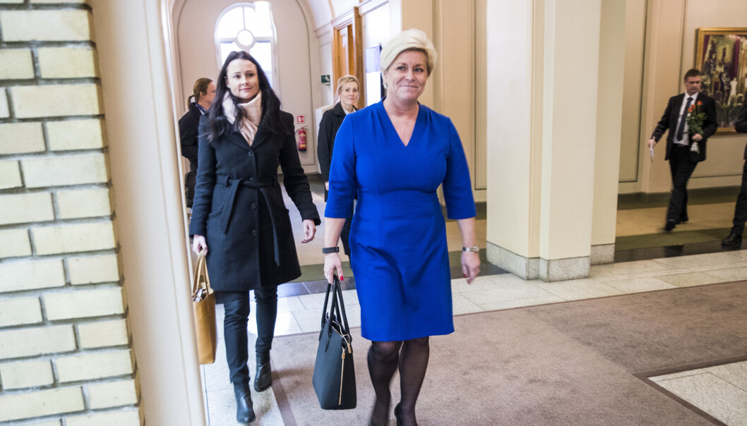 Tidligere Finansminister Siv Jensen (Frp) med Finansdepartementets kommunikasjonssjef Therese Riiser Wålen bak. Tidligere Finansminister Siv Jensen (Frp) med Finansdepartementets kommunikasjonssjef Therese Riiser Wålen bak.