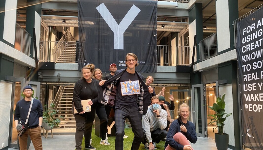Hele prosjektteamet fra Netlife. Foran er konferansier Matt Smith.
Fra venstre: Jonas Driveklepp, Anja Schönhaug, Marte Gråberg, Dag Helge Scott, Synnøve
Sagafos, Jostein Magnussen, Torgeir Beyer, Kenneth Lemik og Marte Brennbakken Hele prosjektteamet fra Netlife. Foran er konferansier Matt Smith.
Fra venstre: Jonas Driveklepp, Anja Schönhaug, Marte Gråberg, Dag Helge Scott, Synnøve
Sagafos, Jostein Magnussen, Torgeir Beyer, Kenneth Lemik og Marte Brennbakken