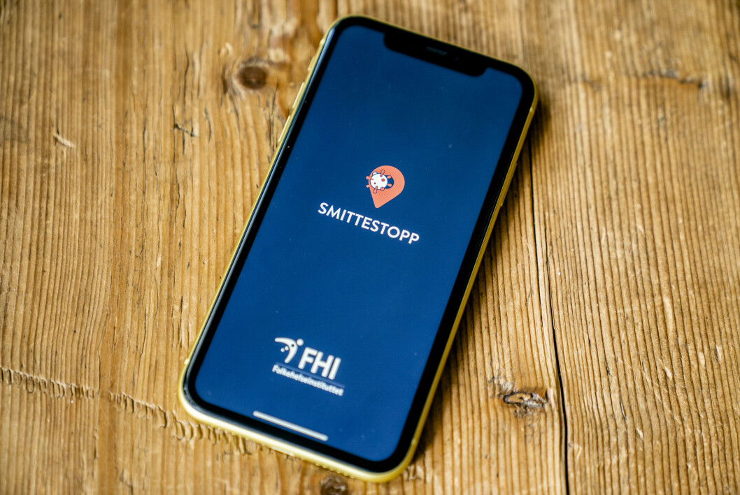 Oslo 20200416.
Folkehelseinstituttets nye app smittestopp for smittesporing. Appen skal hjelpe myndighetene med smittesporing, men kan også brukes til å varsle brukeren om at han eller hun har vært i nærheten av noen som er smittet av koronaviruset.
Foto: Stian Lysberg Solum / NTB Oslo 20200416.
Folkehelseinstituttets nye app smittestopp for smittesporing. Appen skal hjelpe myndighetene med smittesporing, men kan også brukes til å varsle brukeren om at han eller hun har vært i nærheten av noen som er smittet av koronaviruset.
Foto: Stian Lysberg Solum / NTB