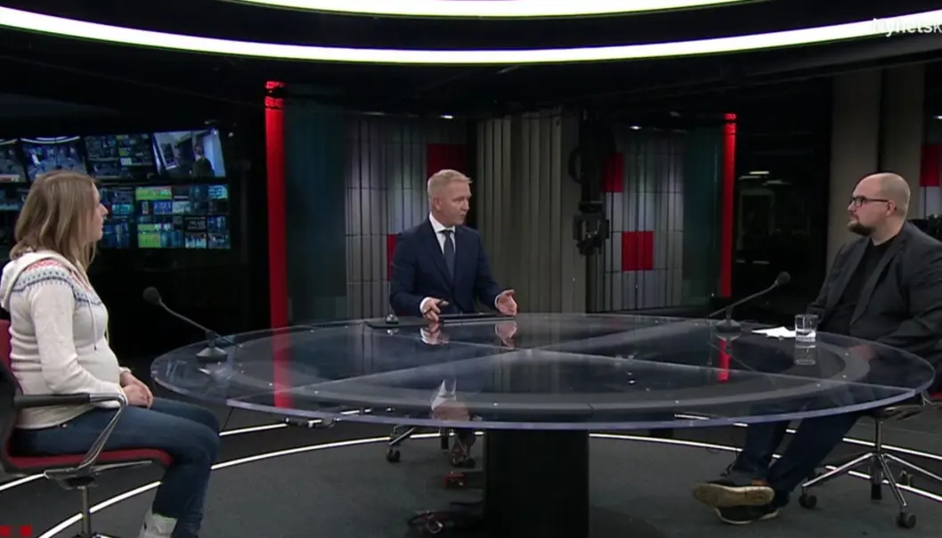 Fra venstre: TV2s sportskommentator Mina Finstad Berg, nyhetsanker Rune Kjos og Erik Waatland. Fra venstre: TV2s sportskommentator Mina Finstad Berg, nyhetsanker Rune Kjos og Erik Waatland.