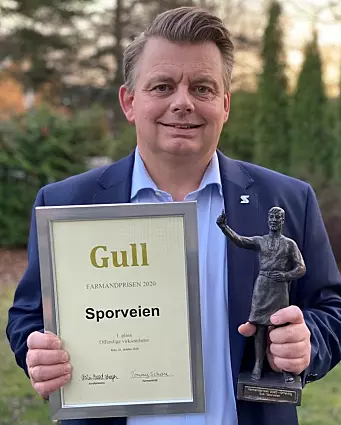 Gull til Sporveien i Farmandsprisen. På bildet konsernsjef for kommunikasjon og samfunn, Torgeir Kristiansen.