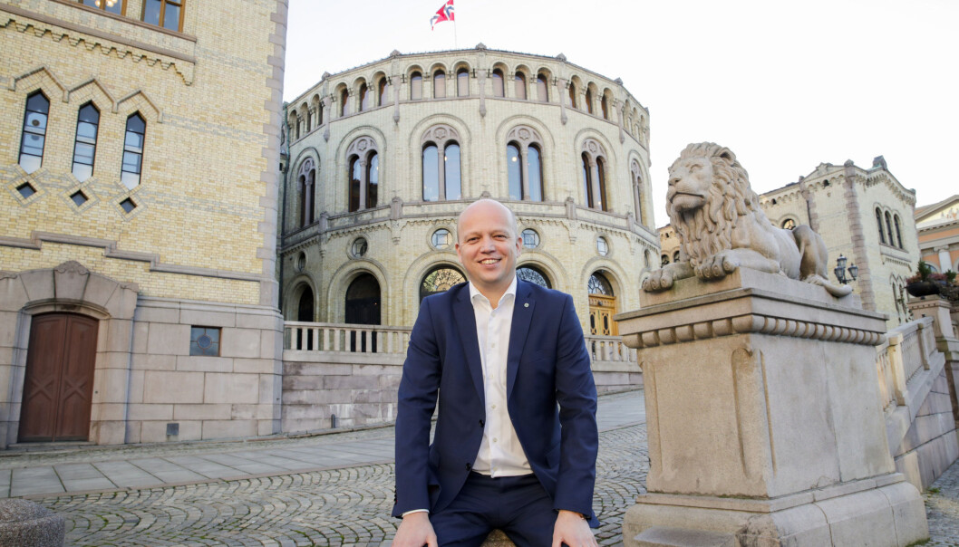 Oslo 20201126.
Senterparti leder Trygve Slagsvold Vedum sitter på løvebakken foran stortinget, i forbindelse med Aps alternative statsbudsjett for 2021.
Foto: Vidar Ruud / NTB Oslo 20201126.
Senterparti leder Trygve Slagsvold Vedum sitter på løvebakken foran stortinget, i forbindelse med Aps alternative statsbudsjett for 2021.
Foto: Vidar Ruud / NTB