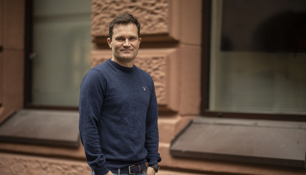 Ketil Raknes er høyskolelektor ved institutt for kommunikasjon ved Høyskolen Kristiania. Han er og tidligere statssekretær (SV) i Miljødirektoratet. Han tror at kommunikasjonsstaben ved SMK så på turen som en god mulighet for positiv profiliering av statsministeren, og at det var derfor TV 2 fikk publisere intervjuet sitt fra Irak. Ketil Raknes er høyskolelektor ved institutt for kommunikasjon ved Høyskolen Kristiania. Han er og tidligere statssekretær (SV) i Miljødirektoratet. Han tror at kommunikasjonsstaben ved SMK så på turen som en god mulighet for positiv profiliering av statsministeren, og at det var derfor TV 2 fikk publisere intervjuet sitt fra Irak.