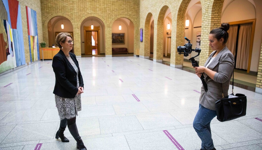 Stortingspresident Tone Wilhelmsen Trøen blir intervjuet av kommunikasjonsrådgiver Ida Helene Andersen til @stortinget_ung. Stortingspresident Tone Wilhelmsen Trøen blir intervjuet av kommunikasjonsrådgiver Ida Helene Andersen til @stortinget_ung.