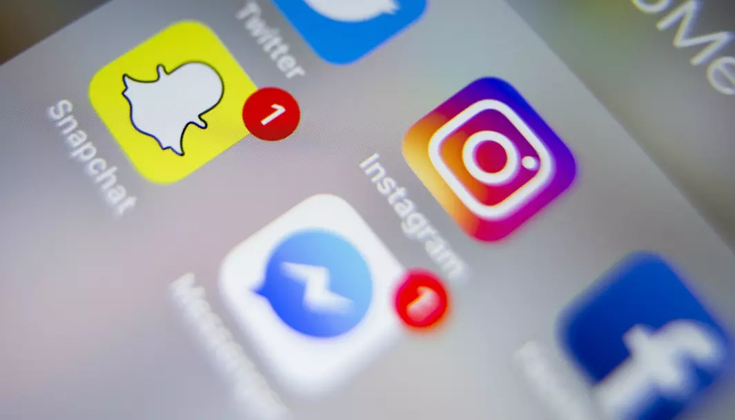 Sosiale medier som Messenger, Twitter, Instagram, Facebook og Snapchat brukes av et flertall av unge mellom 9 til 18 år for å oppdatere seg på nyhetsbildet.