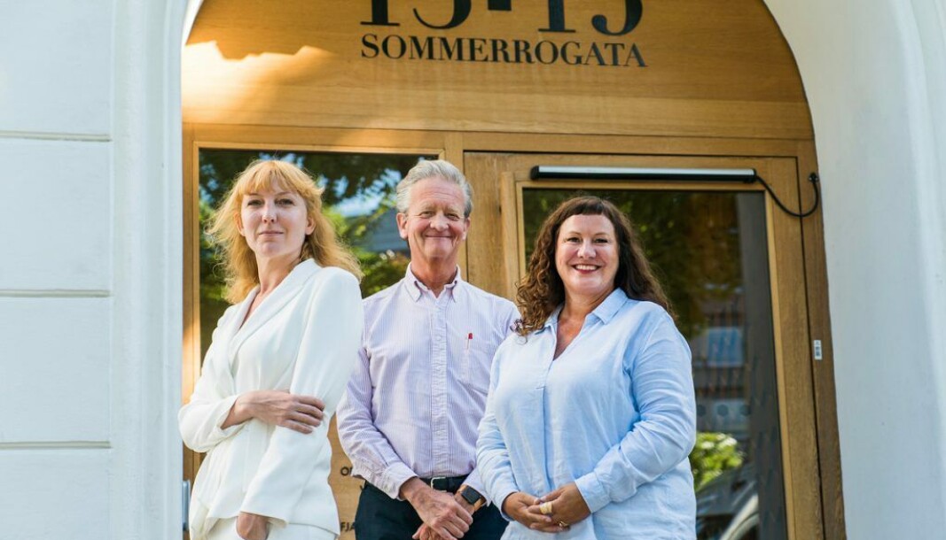 Fra venstre: Karne Lykkebo, Hans Geelmuyden og Marit Høvik Hartmann utenfor dagens lokaler. Nå har de bare ett år igjen før de må være på plass i nye lokalene. Fra venstre: Karne Lykkebo, Hans Geelmuyden og Marit Høvik Hartmann utenfor dagens lokaler. Nå har de bare ett år igjen før de må være på plass i nye lokalene.