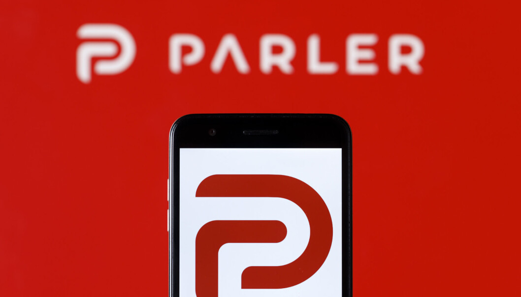 January 10, 2021, KöLn, Nordrhein-Westfalen, Deutschland: Parler-Logo auf einem Handy vor einem Bildschirm mit dem Parler-Schriftzug. Einen Tag nach Google haben auch Apple und Amazon die in konservativen Kreisen verbreitete Social-Media-App Parler bis auf Weiteres aus ihren Diensten verbannt. Viele Trump-Anhänger, die sich von Netzwerken wie Twitter oder Facebook gegängelt fühlten, sind in den letzten Monaten zu Parler umgezogen. (Credit Image: © Future-Image via ZUMA Press) January 10, 2021, KöLn, Nordrhein-Westfalen, Deutschland: Parler-Logo auf einem Handy vor einem Bildschirm mit dem Parler-Schriftzug. Einen Tag nach Google haben auch Apple und Amazon die in konservativen Kreisen verbreitete Social-Media-App Parler bis auf Weiteres aus ihren Diensten verbannt. Viele Trump-Anhänger, die sich von Netzwerken wie Twitter oder Facebook gegängelt fühlten, sind in den letzten Monaten zu Parler umgezogen. (Credit Image: © Future-Image via ZUMA Press)