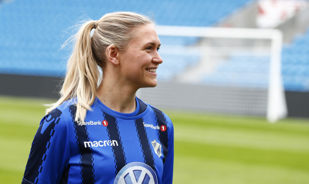 Ingvild Isaksen har spilt toppfotball i 14 år, både for ulike klubber og på landslaget. Hun jobber fortsatt med fotball, men nå som innholdsprodusent. Dette bildet er fra Kick Off for Toppserien i 2017. Ingvild Isaksen har spilt toppfotball i 14 år, både for ulike klubber og på landslaget. Hun jobber fortsatt med fotball, men nå som innholdsprodusent. Dette bildet er fra Kick Off for Toppserien i 2017.