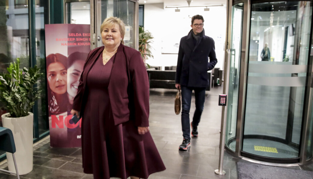 Statssekretær og spinndoktor Rune Alstadsæter kommer tuslende bak statsminister Erna Solberg (H) etter en TV-opptreden i NRK. Alstadsæters jobb de neste månedene er å sørge for at Solberg får fire nye år som statsminister, hvirdan de skal gjøre det kan du lese mer om i denne saken. Statssekretær og spinndoktor Rune Alstadsæter kommer tuslende bak statsminister Erna Solberg (H) etter en TV-opptreden i NRK. Alstadsæters jobb de neste månedene er å sørge for at Solberg får fire nye år som statsminister, hvirdan de skal gjøre det kan du lese mer om i denne saken.