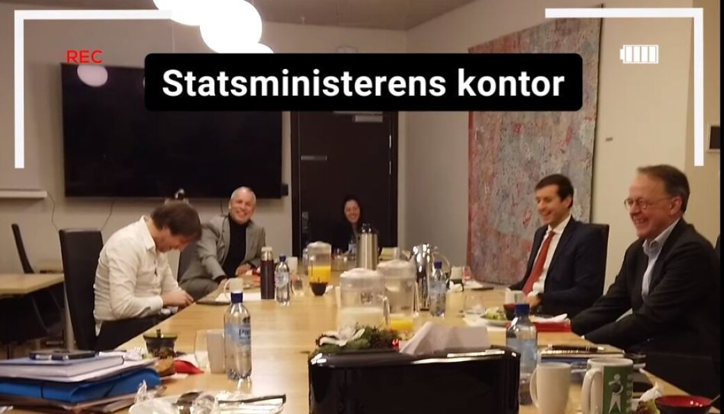 Erna cam er en av årets satsinger fra Høyre. Det er statsministeren selv som filmer og gir folk et lite blikk inn i hva som skjer bak i kulissene. Erna cam er en av årets satsinger fra Høyre. Det er statsministeren selv som filmer og gir folk et lite blikk inn i hva som skjer bak i kulissene.