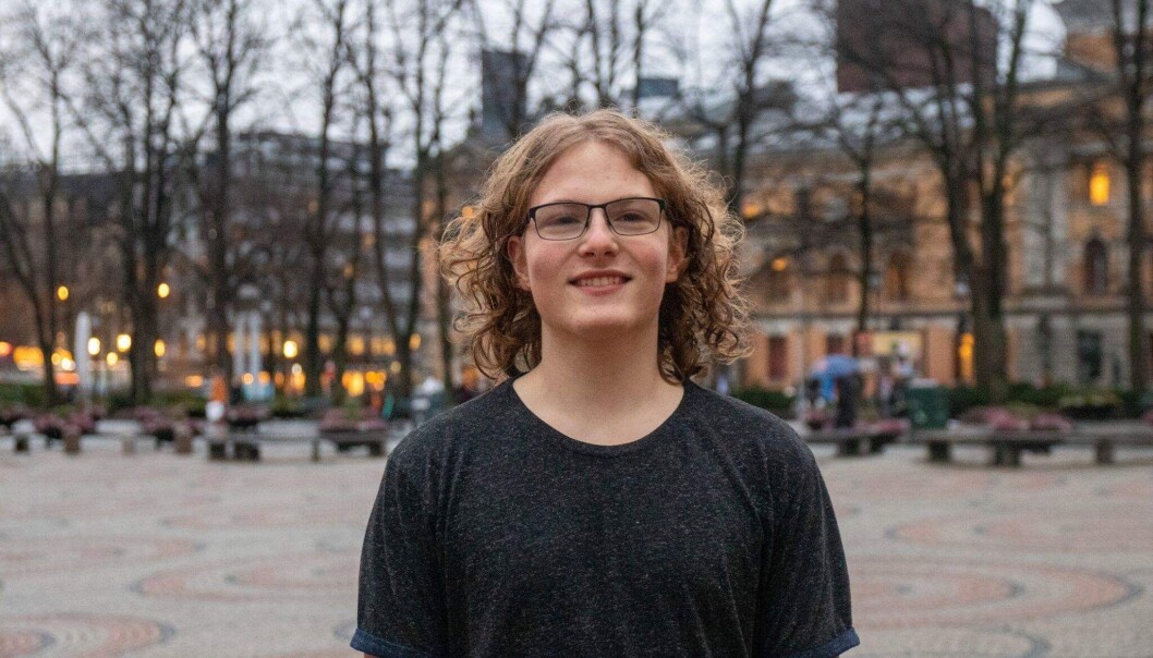 Simen Bondevik jobber nå som kommunikasjonsrådgiver i Press. I februar slutter han i fulltidsjobben for å lede Unge Sentrum. Simen Bondevik jobber nå som kommunikasjonsrådgiver i Press. I februar slutter han i fulltidsjobben for å lede Unge Sentrum.