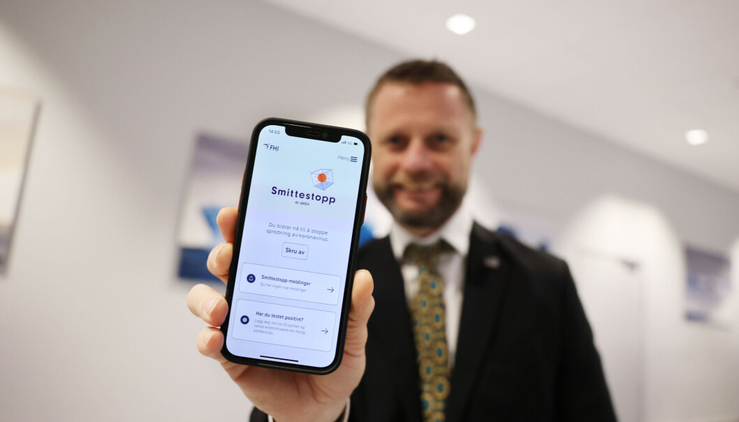Helse- og omsorgsminister Bent Høie (H) med den nye Smittestopp-appen da den ble lansert. Det er foreløpig laber interesse for å ta den bruk. Helse- og omsorgsminister Bent Høie (H) med den nye Smittestopp-appen da den ble lansert. Det er foreløpig laber interesse for å ta den bruk.