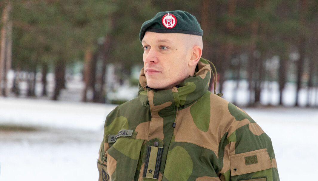 Eirik Skomedal gikk fra å ha en karriere som kompanisjef til å bli talsperson for hæren. Det var en svett begynnelse for majoren. Eirik Skomedal gikk fra å ha en karriere som kompanisjef til å bli talsperson for hæren. Det var en svett begynnelse for majoren.