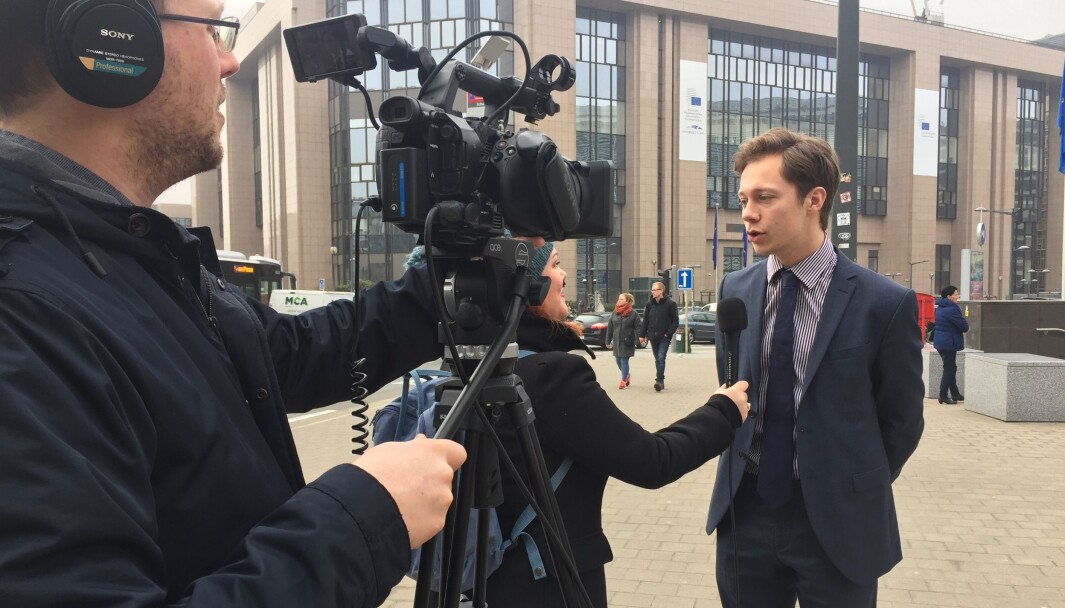 Johannes Gulbrandsen jobber med kommunikasjon ved Norges delegasjon til EU. Bildet er tatt før korona. Johannes Gulbrandsen jobber med kommunikasjon ved Norges delegasjon til EU. Bildet er tatt før korona.