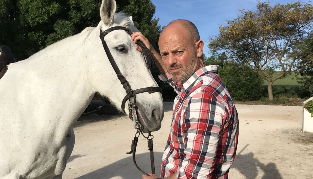 Coops kommunikasjonssjef er glad i hester og sier at det er det første han skal gjøre når situasjonen tilsier det. Coops kommunikasjonssjef er glad i hester og sier at det er det første han skal gjøre når situasjonen tilsier det.