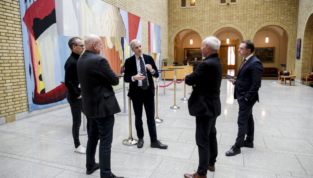 Leder i Arbeiderpartiet (Ap) Jonas Gahr Støre snakker med journalister. På bildet er journalistene Bjørgulv Braanen, Thomas Spence og Kjetil Løset. T.v kommunikasjonssjef i Arbeiderpartiet Jarle Roheim Håkonsen. Foto: Vidar Ruud / NTB Leder i Arbeiderpartiet (Ap) Jonas Gahr Støre snakker med journalister. På bildet er journalistene Bjørgulv Braanen, Thomas Spence og Kjetil Løset. T.v kommunikasjonssjef i Arbeiderpartiet Jarle Roheim Håkonsen. Foto: Vidar Ruud / NTB
