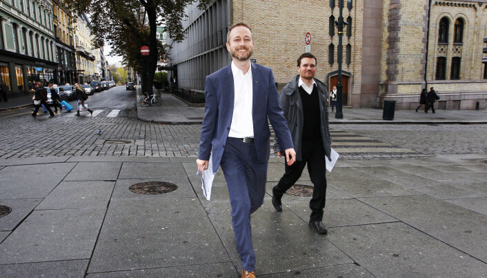 Her er Ketil Raknes, i rollen som rådgiver for SVs nestleder, Bård Vegar Solhjell (t.v.)på vei til partikontoret for presentere utkast til nytt prinsipprogram for SV for elleve år siden. Her er Ketil Raknes, i rollen som rådgiver for SVs nestleder, Bård Vegar Solhjell (t.v.)på vei til partikontoret for presentere utkast til nytt prinsipprogram for SV for elleve år siden.