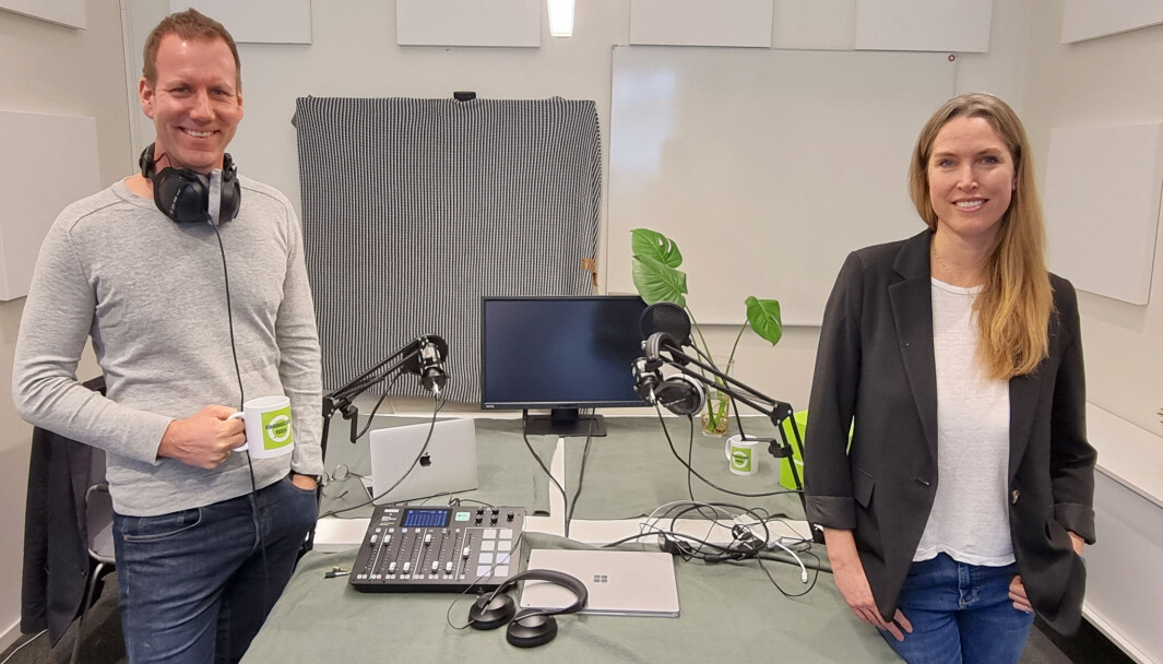 Programleder Eirik Bergesen og redaktør Mari Mellum i «Kommunikasjonspodden». Nå er de i full gang med produksjonen av sesong tre. Programleder Eirik Bergesen og redaktør Mari Mellum i «Kommunikasjonspodden». Nå er de i full gang med produksjonen av sesong tre.