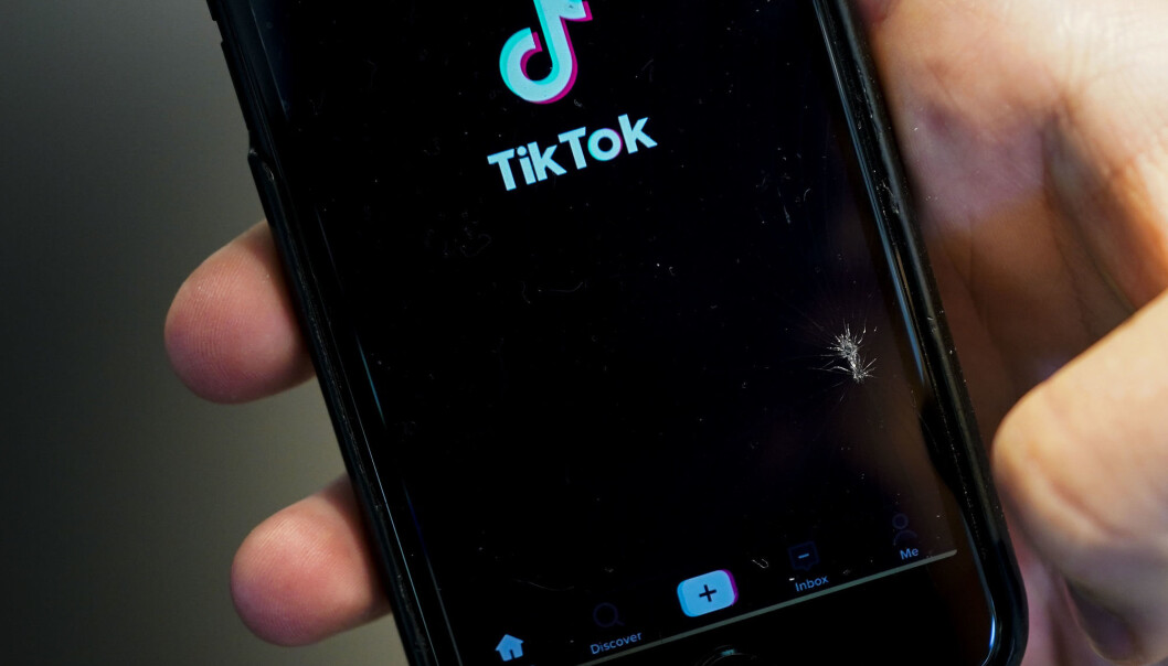 TikTok er et sosialt nettverk der brukerne kan dele korte videoer med sang-miming, humor, dansing, eller de kan vise frem sine talenter. Foto: Lise Åserud / NTB TikTok er et sosialt nettverk der brukerne kan dele korte videoer med sang-miming, humor, dansing, eller de kan vise frem sine talenter. Foto: Lise Åserud / NTB