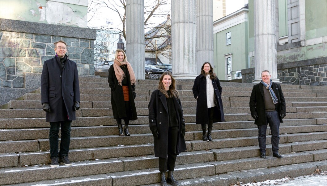 Fredrik Norman, direktør for kommunikasjon og myndighetskontakt i Elkem; Kari Marie Blix, rådgiver og partner, Minsk; Kathrine Winther Løkke, designer og partner, Minsk; Jenny Leite-Vikra, designer og partner, Minsk; og Hans Martin Megård, daglig leder i Høst Group. Fredrik Norman, direktør for kommunikasjon og myndighetskontakt i Elkem; Kari Marie Blix, rådgiver og partner, Minsk; Kathrine Winther Løkke, designer og partner, Minsk; Jenny Leite-Vikra, designer og partner, Minsk; og Hans Martin Megård, daglig leder i Høst Group.