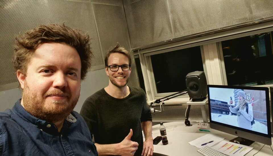 Kommunikasjonsdirektør Øivind Eskedal sammen med rådgiver Morten Torjussen(t.h). Bildet er tatt natt til lørdag.