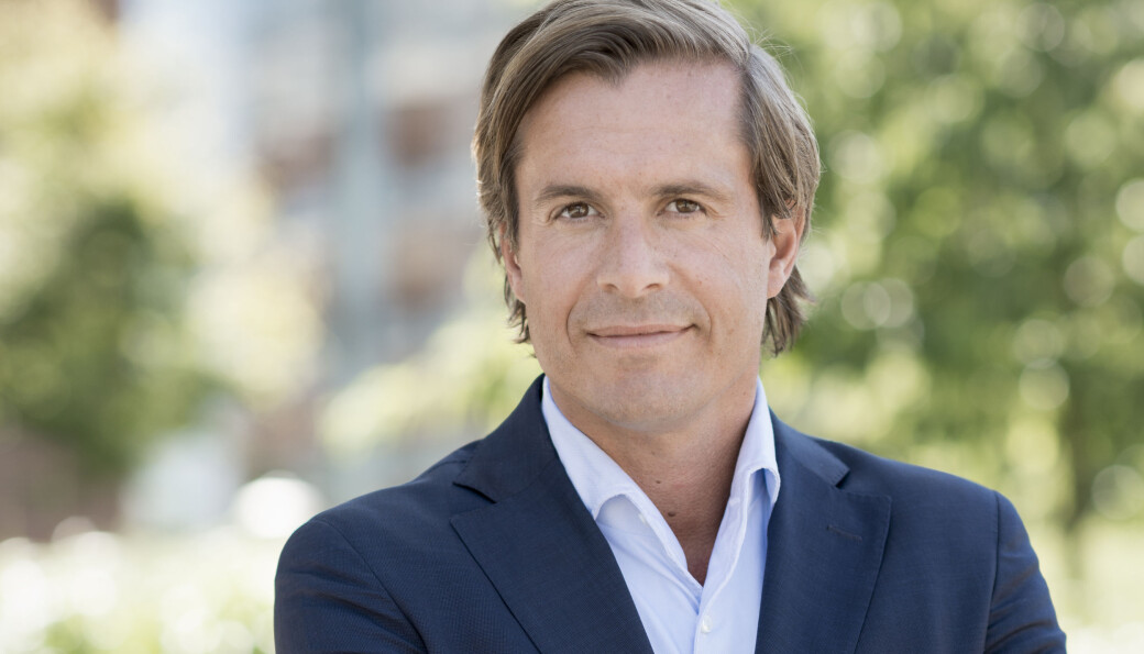 Jacob Lund sier det har vært svært mange lange arbeidsdager de siste månedene, men mener at det å være med i kampen for å få utviklet en koronavaksine har gjort det lettere å stå i det. Jacob Lund sier det har vært svært mange lange arbeidsdager de siste månedene, men mener at det å være med i kampen for å få utviklet en koronavaksine har gjort det lettere å stå i det.
