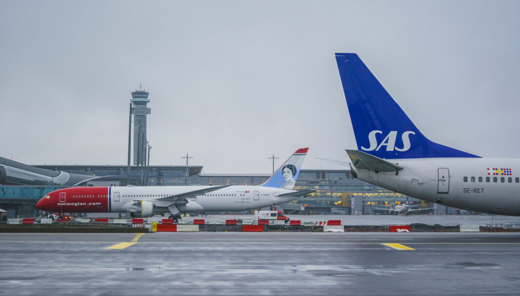 Et fly fra Norwegian og et SAS-fly på Oslo lufthavn. Det var altså disse to flyselskapene som lagde mest koronatrøbbel for norske forbrukere. Foto: Stian Lysberg Solum / NTB Et fly fra Norwegian og et SAS-fly på Oslo lufthavn. Det var altså disse to flyselskapene som lagde mest koronatrøbbel for norske forbrukere. Foto: Stian Lysberg Solum / NTB