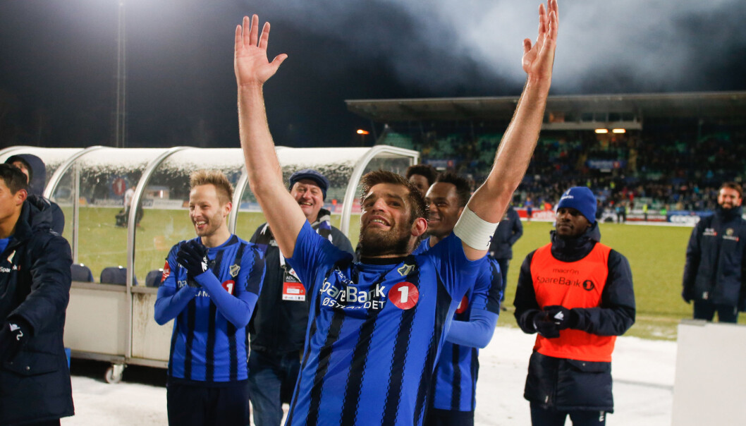 Morten Morisbak Skjønsberg har over 400 kamper for Stabæk bak seg, har erfaring som kommunikasjonsrådgiver og fotballekspert i NRK. Nå blir han medieansvarlig for herrelandslaget i fotball. Morten Morisbak Skjønsberg har over 400 kamper for Stabæk bak seg, har erfaring som kommunikasjonsrådgiver og fotballekspert i NRK. Nå blir han medieansvarlig for herrelandslaget i fotball.