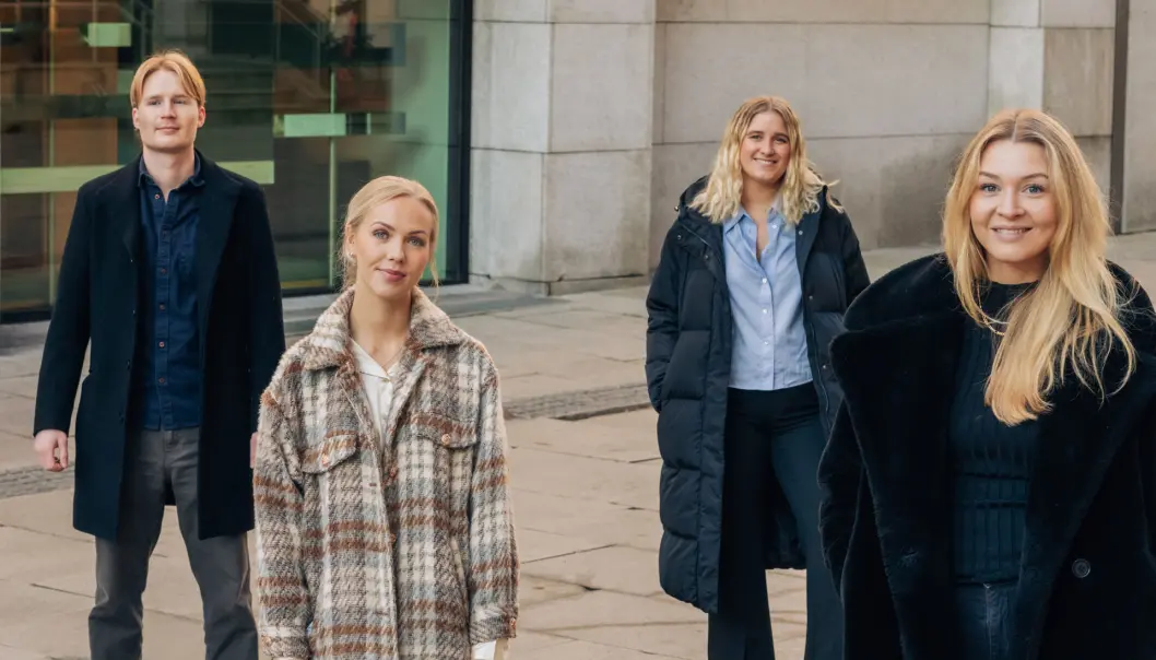På bilde er praktikant Mikkel Nord, relativt ferske juniorrådgivere Sara Stefansdottir og Victoria Marie Bystøl Baug sammen med nyansatt Alva Ore helt til høyre. På bilde er praktikant Mikkel Nord, relativt ferske juniorrådgivere Sara Stefansdottir og Victoria Marie Bystøl Baug sammen med nyansatt Alva Ore helt til høyre.