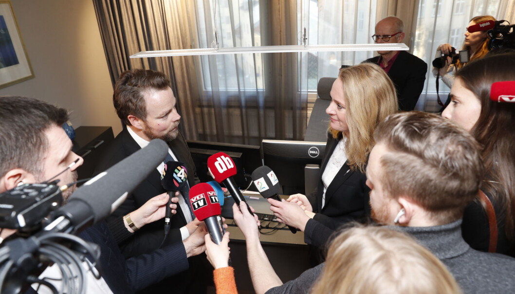 Bilde fra nøkkeloverrekkelse i Arbeids- og sosialdepartementet da Torbjørn Røe Isaksen (H) overtok rollen som arbeids- og sosialminister. Nå er det kjent at 112 har søkt jobben som kommunikasjonsrådgiver i samme departement. Foto: Terje Bendiksby / NTB Bilde fra nøkkeloverrekkelse i Arbeids- og sosialdepartementet da Torbjørn Røe Isaksen (H) overtok rollen som arbeids- og sosialminister. Nå er det kjent at 112 har søkt jobben som kommunikasjonsrådgiver i samme departement. Foto: Terje Bendiksby / NTB