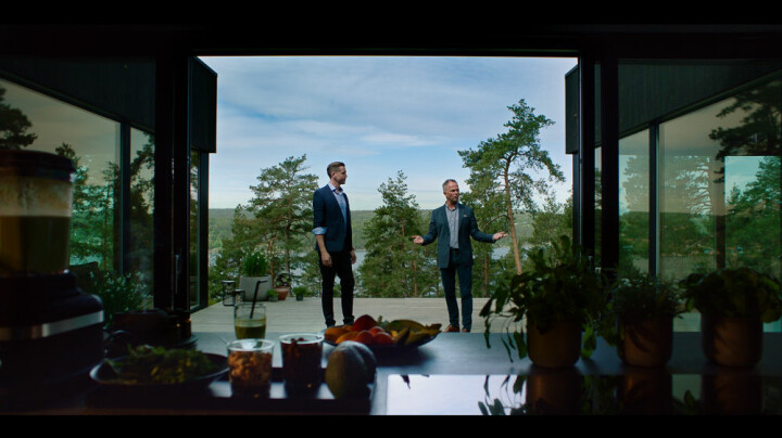 Jeppe og William på altanen på Svartskog med strøken utsikt. FOTO: NRK/Freemantle
