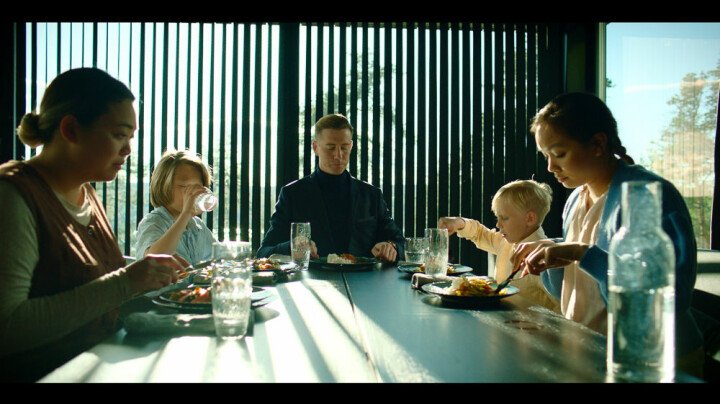 William og barna sammen med to au pairer på Svartskog. FOTO: NRK/Freemantle.
