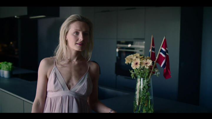 Ine Marie Willman som Celine i Exit i hjemmet sitt på Svartskog. FOTO: NRK/Freemantle.