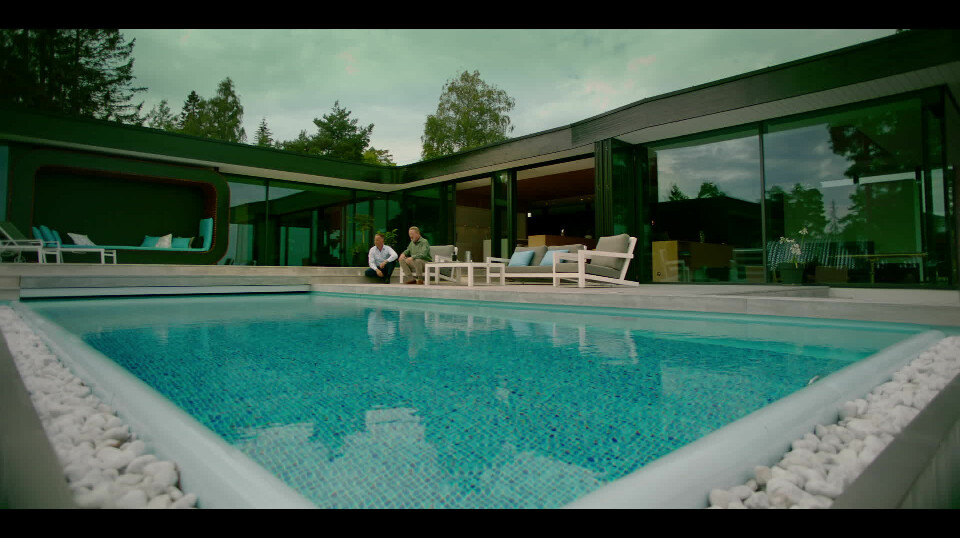 Et nedsenket basseng er blant tingene Apeland kan kose seg med når det ikke er filminnspilling hos han. FOTO: NRK/Freemantle