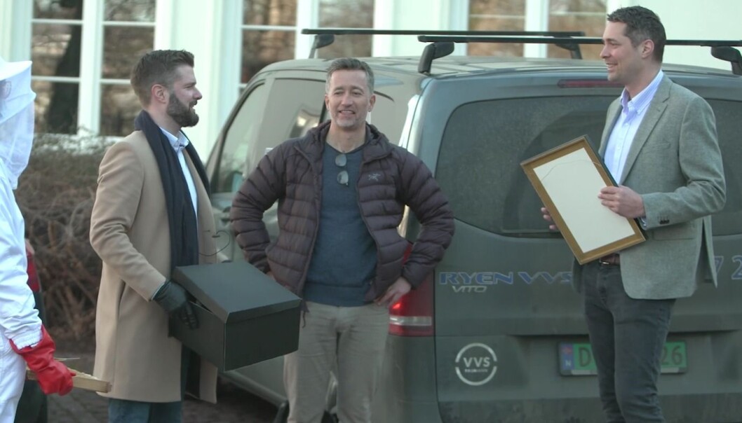 En fornøyd prisvinner får diplomet som bevis. En fornøyd prisvinner får diplomet som bevis.