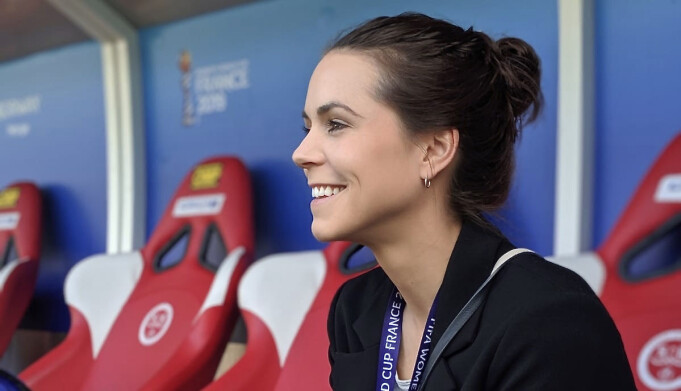 Tina Wulf har tidligere vært fotballspiller selv, og jobber nå som mediesjef for Vålerenga fotballklubb. Hun står bak produksjonen av den nye dokumentarserien. Tina Wulf har tidligere vært fotballspiller selv, og jobber nå som mediesjef for Vålerenga fotballklubb. Hun står bak produksjonen av den nye dokumentarserien.