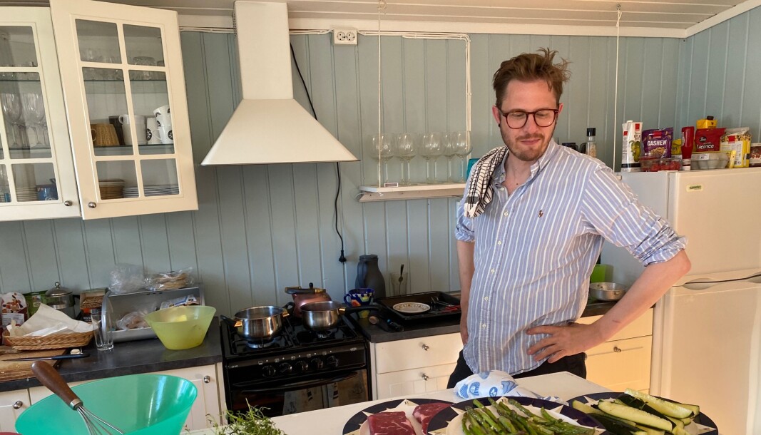 Jonas Hågensen, senior kommunikasjonsrådgiver i Barne-, ungdoms- og familiedirektoratet, er glad i å lage mat og skulle gjerne ha laget middag til venner og familie i påsken. Jonas Hågensen, senior kommunikasjonsrådgiver i Barne-, ungdoms- og familiedirektoratet, er glad i å lage mat og skulle gjerne ha laget middag til venner og familie i påsken.