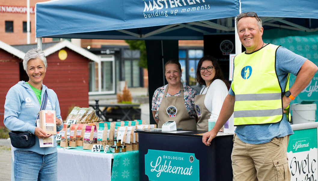 Koronavarianten av Trøndersk Matfestival som egentlig samler 220 000 publikummere i Trondheim sentrum ble omgjort til Trøndersk Matfestival – Et sted nær deg!. Daglig leder Aslaug Rustad i Oi! Trøndersk Mat og Drikke og daglig leder Jon Uthus i Næringsforeningen i Stjørdalsregionen står utenfor Lykkemat sin stand. Koronavarianten av Trøndersk Matfestival som egentlig samler 220 000 publikummere i Trondheim sentrum ble omgjort til Trøndersk Matfestival – Et sted nær deg!. Daglig leder Aslaug Rustad i Oi! Trøndersk Mat og Drikke og daglig leder Jon Uthus i Næringsforeningen i Stjørdalsregionen står utenfor Lykkemat sin stand.