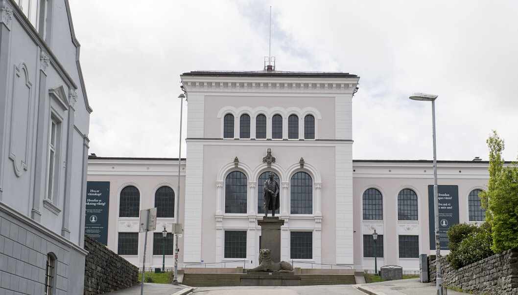 Universitetet i Bergen jakter ny kommunikasjonsdirektør. Universitetet i Bergen jakter ny kommunikasjonsdirektør.