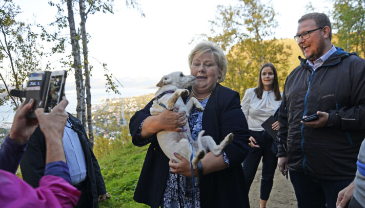 Erlend Svardal Bøe, her sammen med statsminister Erna Solberg, sier han skjønner at folk reagerer på de likelydende leserbrevene. Erlend Svardal Bøe, her sammen med statsminister Erna Solberg, sier han skjønner at folk reagerer på de likelydende leserbrevene.