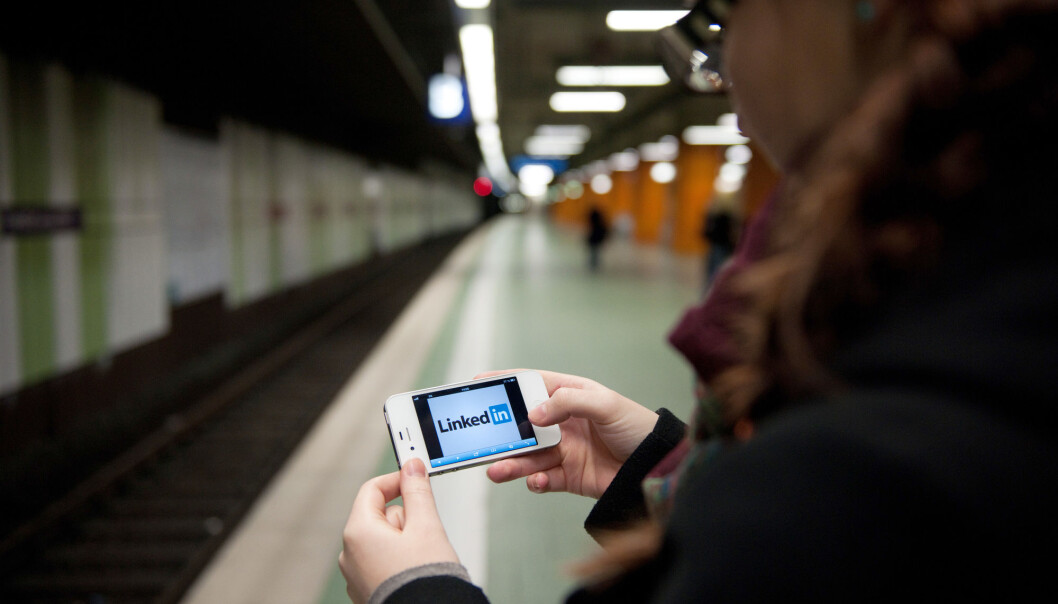 Illustrasjonsbilde: Ung kvinne sjekker LinkedIn på sin mobiltelefon. Foto: Jan Haas / NTB NB! MODELLKLARERT Illustrasjonsbilde: Ung kvinne sjekker LinkedIn på sin mobiltelefon. Foto: Jan Haas / NTB NB! MODELLKLARERT
