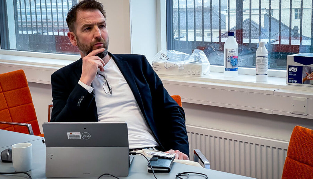 Arne Eithun når han får høyra han må laga ei «faseforskjøvet pressemelding». Arne Eithun når han får høyra han må laga ei «faseforskjøvet pressemelding».