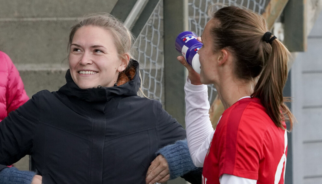 Ingvild Isaksen (t.v) og Caroline Graham Hansen under vennskapskampen i fotball mellom Norges kvinnelandslag og Sprint-Jeløy Junior. Nå har Isaksen fått jobben som medieansvarlig på kvinnelandslaget. Ingvild Isaksen (t.v) og Caroline Graham Hansen under vennskapskampen i fotball mellom Norges kvinnelandslag og Sprint-Jeløy Junior. Nå har Isaksen fått jobben som medieansvarlig på kvinnelandslaget.