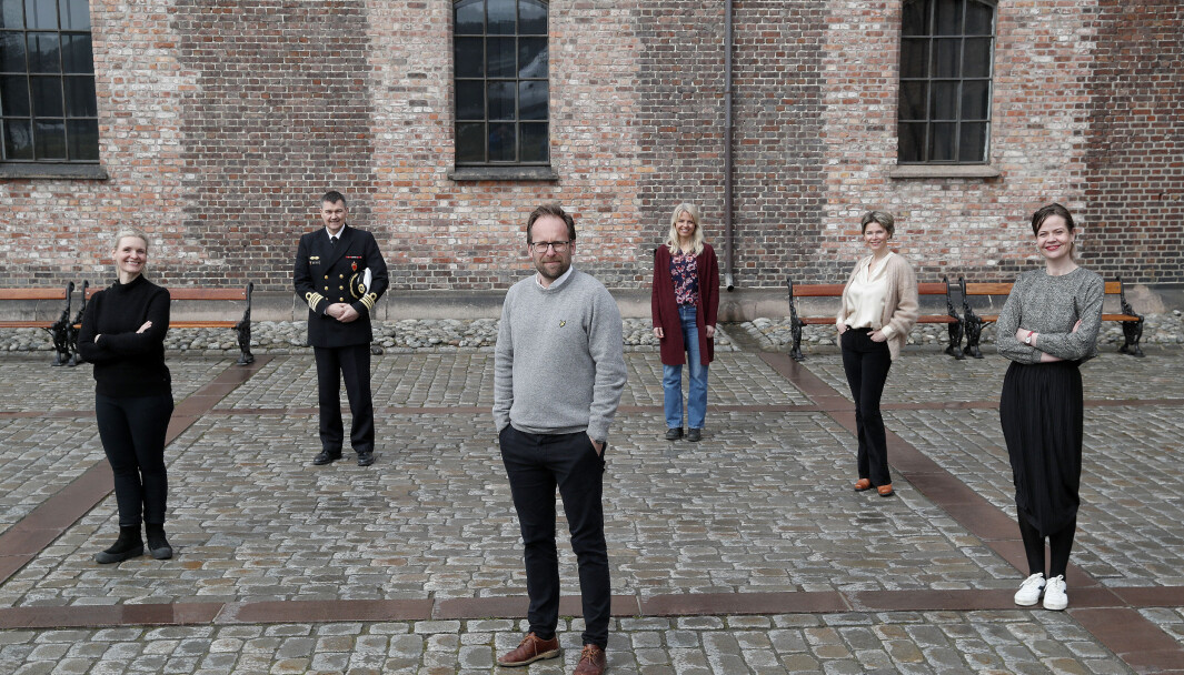 Bakerst f.v. Michael Bruteig (nestleder), bakerst midt Gry Bohne Hauge (Leder Markedsavdelingen), bakerst høyre Tina B. Lykke Christensen (Leder Produksjonsavdelingen), Foran f.v. Kristine Hellesland (Leder Digital Kommunikasjonsavdeling), foran midt Aslak Sletten (Sjef Forsvarets mediesenter), foran høyre Guro Stavn. Bakerst f.v. Michael Bruteig (nestleder), bakerst midt Gry Bohne Hauge (Leder Markedsavdelingen), bakerst høyre Tina B. Lykke Christensen (Leder Produksjonsavdelingen), Foran f.v. Kristine Hellesland (Leder Digital Kommunikasjonsavdeling), foran midt Aslak Sletten (Sjef Forsvarets mediesenter), foran høyre Guro Stavn.
