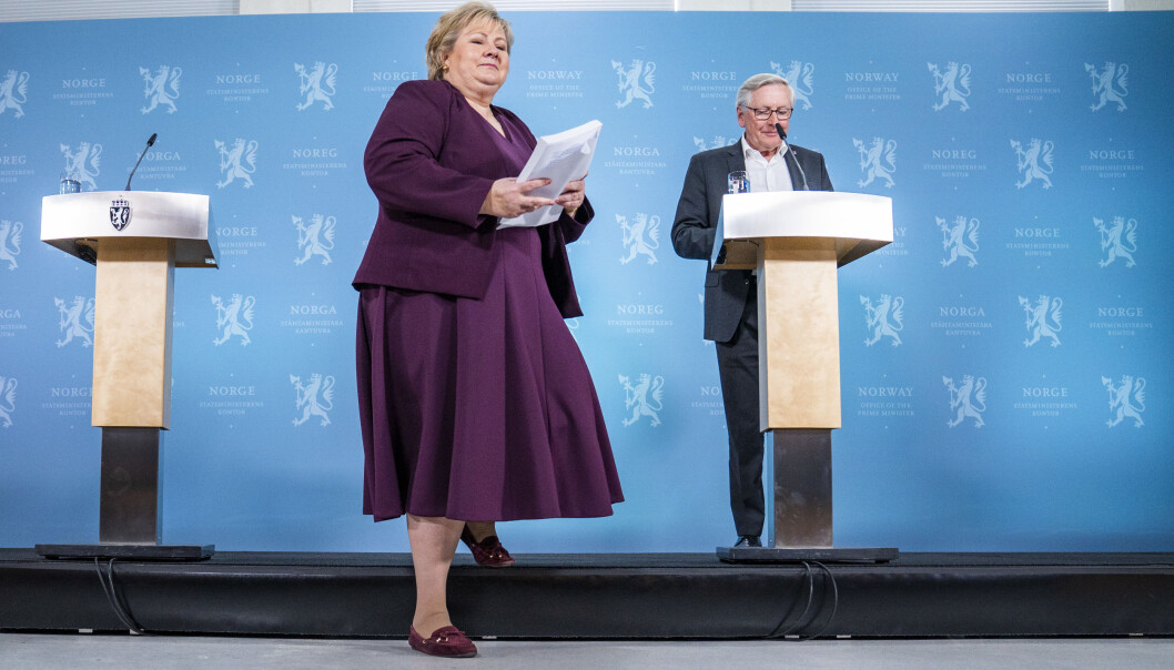 Oslo 20210414.
Koronakommisjonens leder Stener Kvinnsland overleverer kommisjonens sluttrapport til statsminister Erna Solberg på Statsministerens kontor i Oslo onsdag.
Foto: Håkon Mosvold Larsen / NTB Oslo 20210414.
Koronakommisjonens leder Stener Kvinnsland overleverer kommisjonens sluttrapport til statsminister Erna Solberg på Statsministerens kontor i Oslo onsdag.
Foto: Håkon Mosvold Larsen / NTB