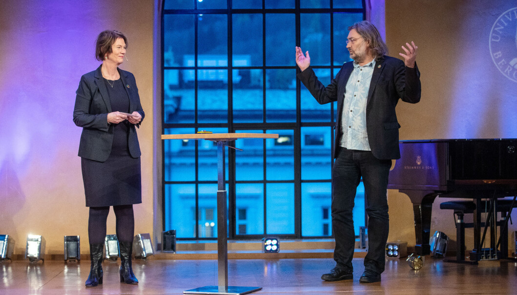 Her er to av forskerne som var involvert i 100-dagersserien på Twitter: Professorene Lise Øvreås og Edvard Hviding under UiBs konferanse for bærekraftig hav i november 2020 Her er to av forskerne som var involvert i 100-dagersserien på Twitter: Professorene Lise Øvreås og Edvard Hviding under UiBs konferanse for bærekraftig hav i november 2020