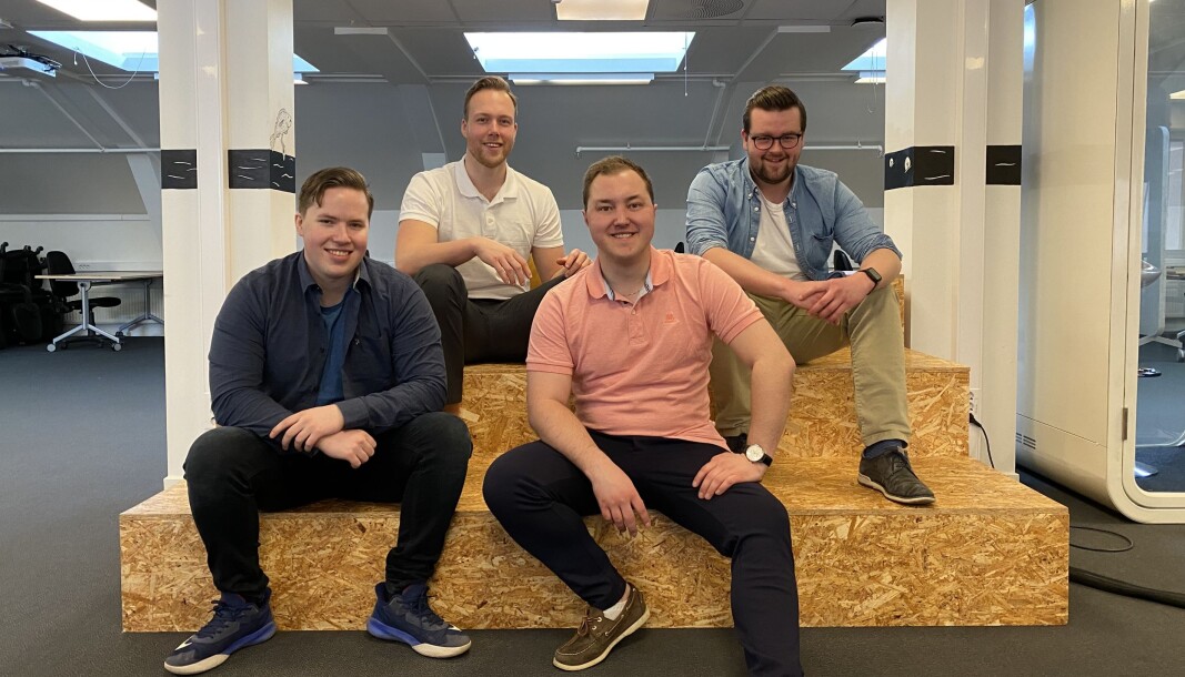 Thomas James Mcbride(23) jobber med AI-trening i selskapet Vainu, Petter A.H. Langdalen(24) jobber i et startup i Husleie.no, Marius Vestlien Hansen(24) jobber som digital markedsføringsansvarlig i Expleo Group Norway og Magnus Ruud Johannessen(25) jobber som markedsføringsansvarlig i Livshelse. Thomas James Mcbride(23) jobber med AI-trening i selskapet Vainu, Petter A.H. Langdalen(24) jobber i et startup i Husleie.no, Marius Vestlien Hansen(24) jobber som digital markedsføringsansvarlig i Expleo Group Norway og Magnus Ruud Johannessen(25) jobber som markedsføringsansvarlig i Livshelse.