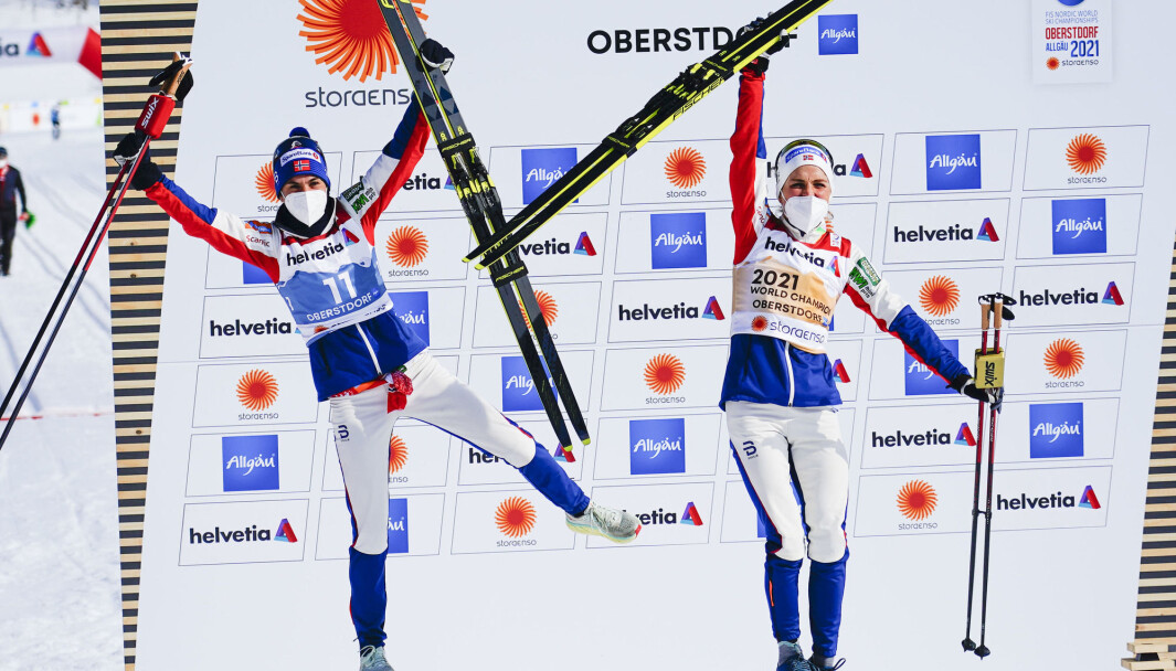Therese Johaug (t.v.) og lagvenninne Heidi Weng under VM på ski 2021 i Oberstdorf, Tyskland. Her har de på klær fra Dæhlie Sportswear. Foto: Lise Åserud / NTB Therese Johaug (t.v.) og lagvenninne Heidi Weng under VM på ski 2021 i Oberstdorf, Tyskland. Her har de på klær fra Dæhlie Sportswear. Foto: Lise Åserud / NTB