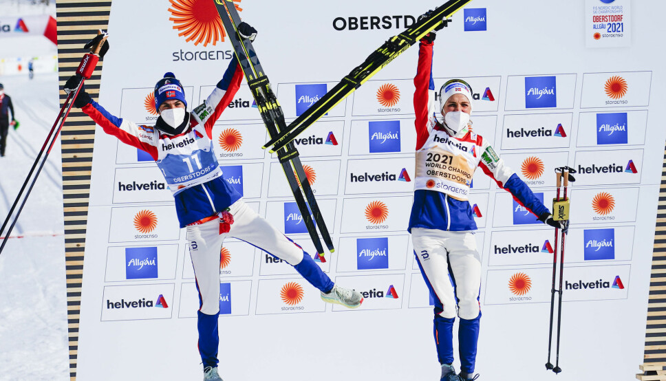Therese Johaug (t.v.) og lagvenninne Heidi Weng under VM på ski 2021 i Oberstdorf, Tyskland. Her har de på klær fra Dæhlie Sportswear. Foto: Lise Åserud / NTB