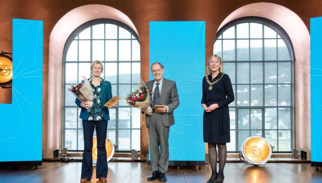 Prisvinnarane Linda Eide (frå venstre) og Gunnstein Akselberg, saman med UiB-rektor Margareth Hagen. Prisvinnarane Linda Eide (frå venstre) og Gunnstein Akselberg, saman med UiB-rektor Margareth Hagen.